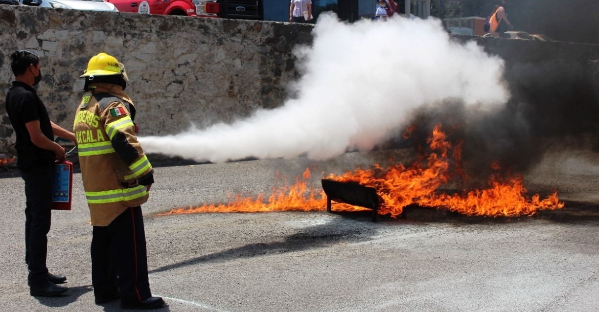 El Heroico Cuerpo de Bomberos capacita a comunidad de la UATX